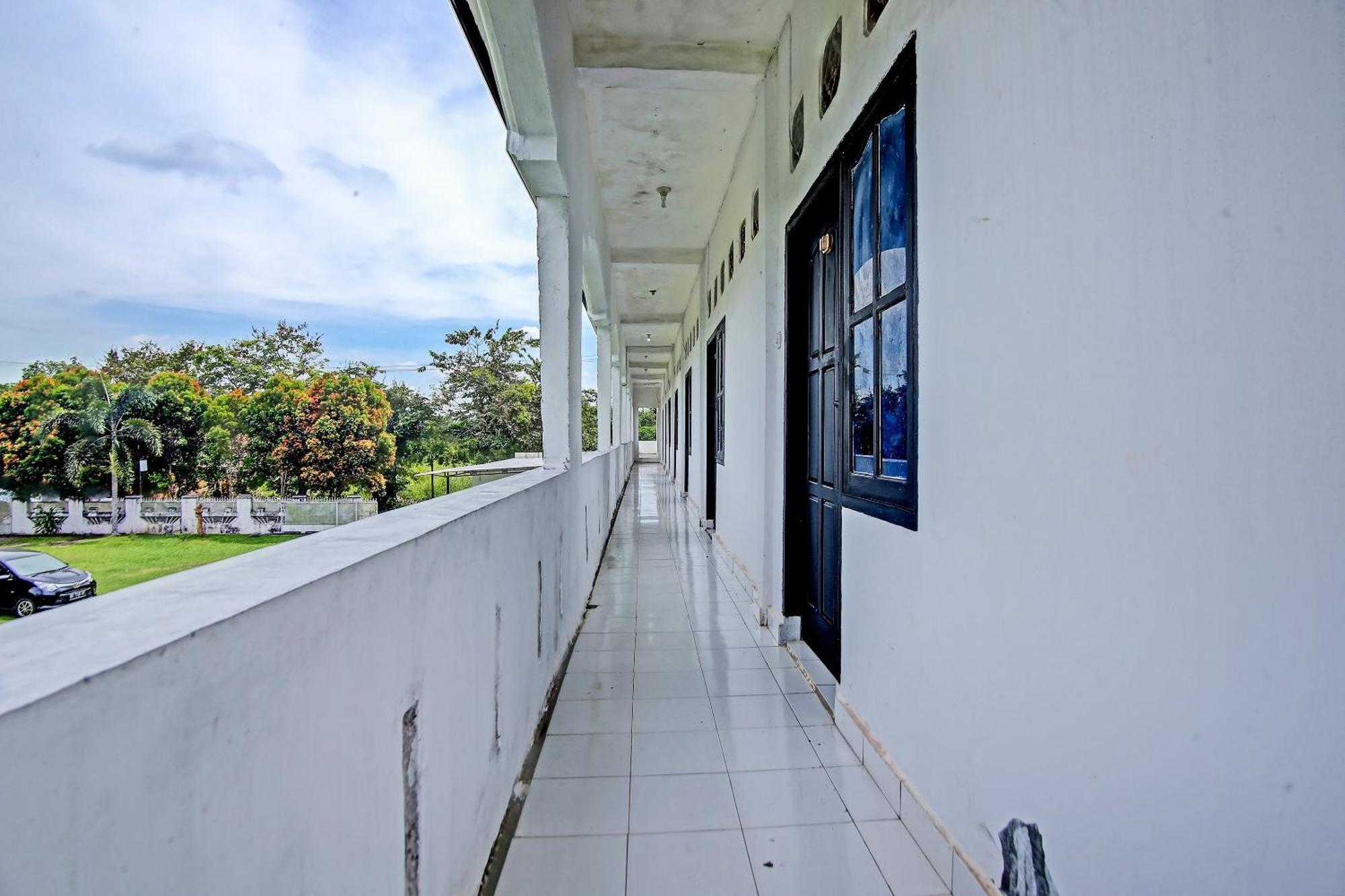 Oyo Life 91127 Wisma Sukajadi Syariah Perabumulih Exteriér fotografie