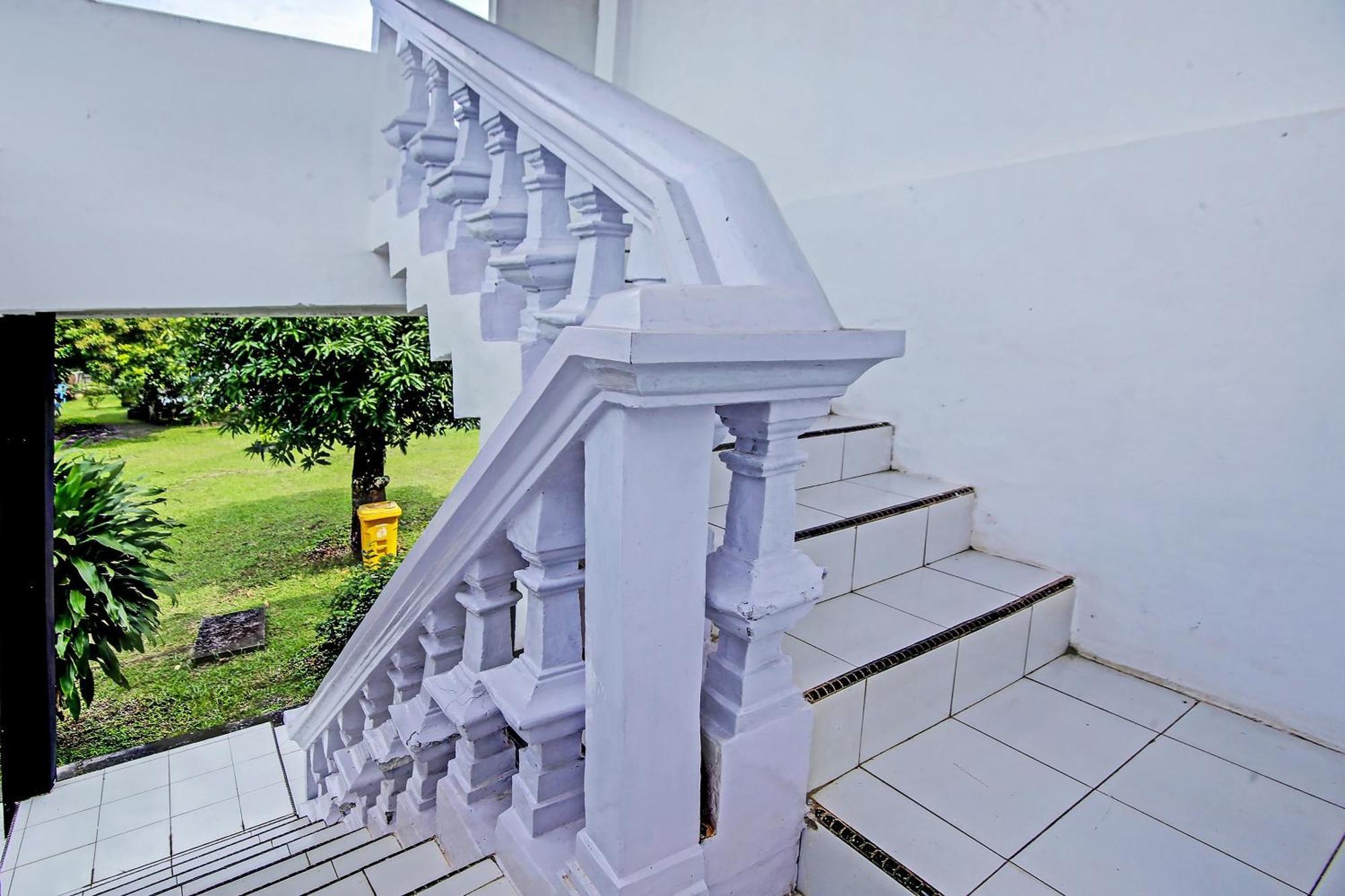 Oyo Life 91127 Wisma Sukajadi Syariah Perabumulih Exteriér fotografie