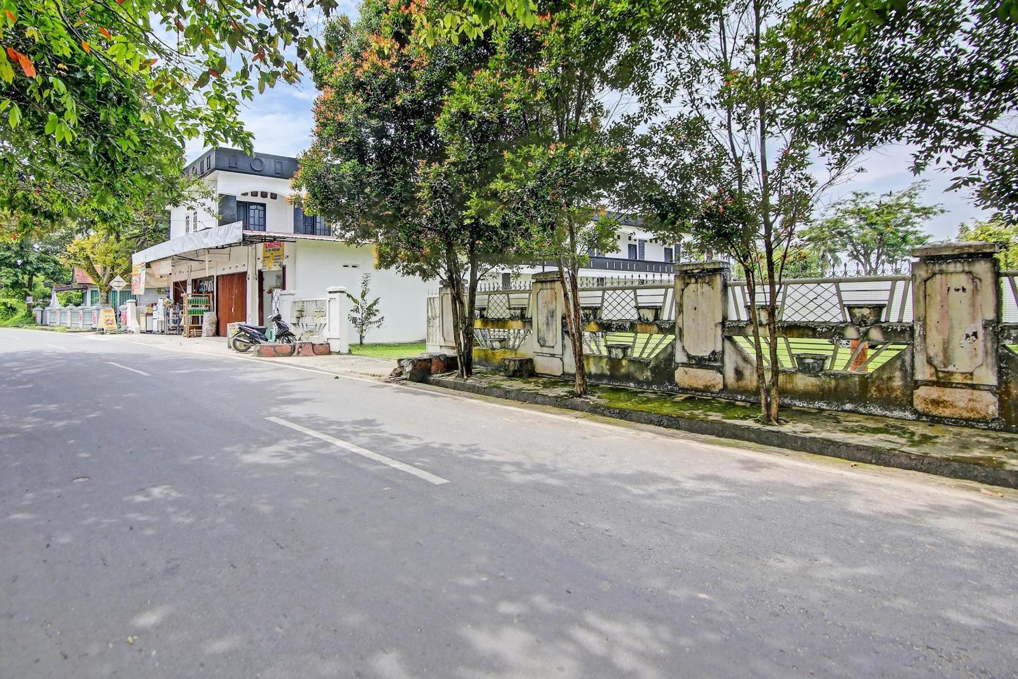 Oyo Life 91127 Wisma Sukajadi Syariah Perabumulih Exteriér fotografie