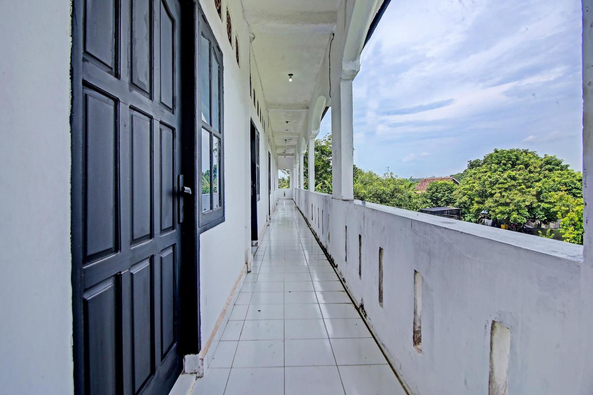 Oyo Life 91127 Wisma Sukajadi Syariah Perabumulih Exteriér fotografie