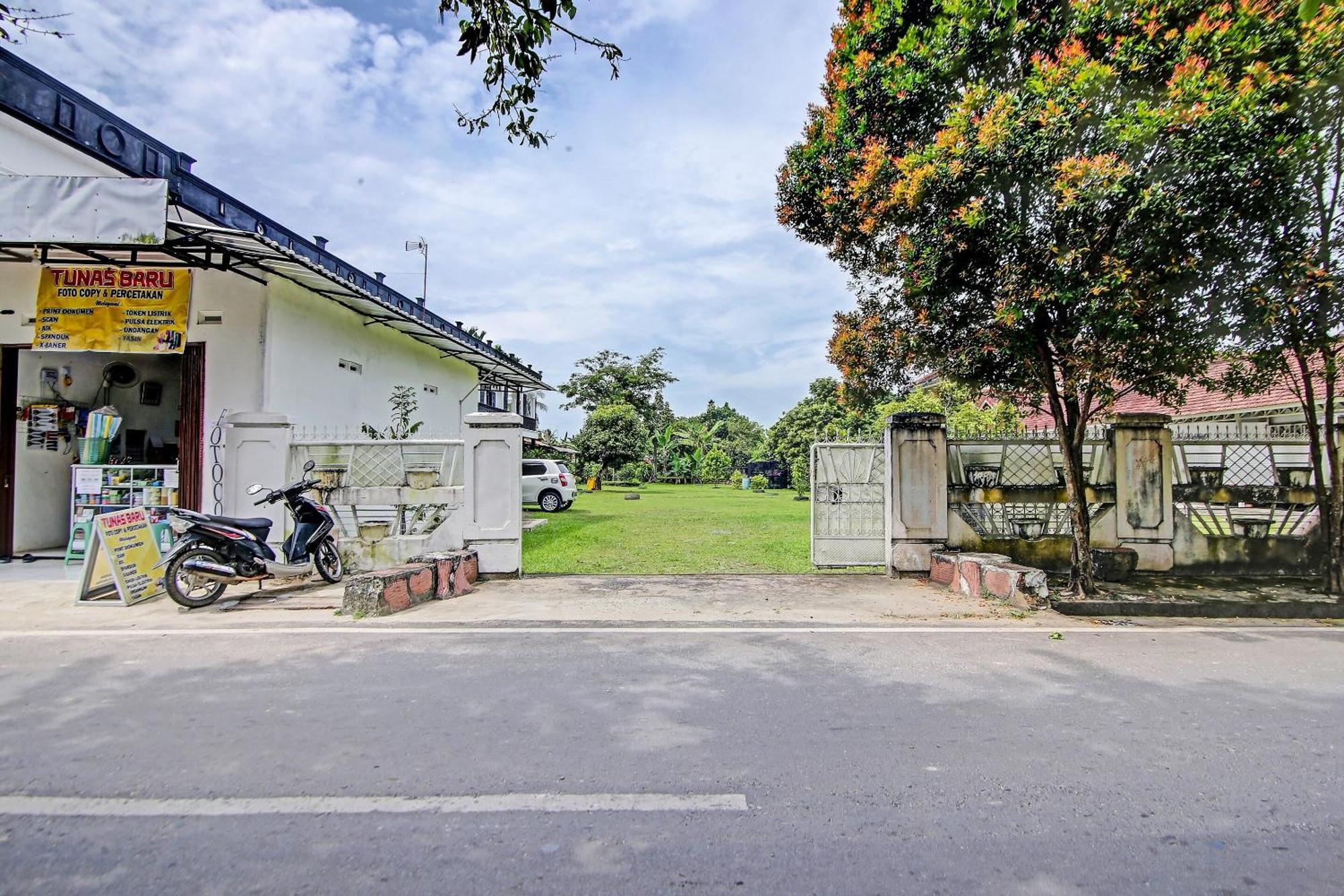 Oyo Life 91127 Wisma Sukajadi Syariah Perabumulih Exteriér fotografie