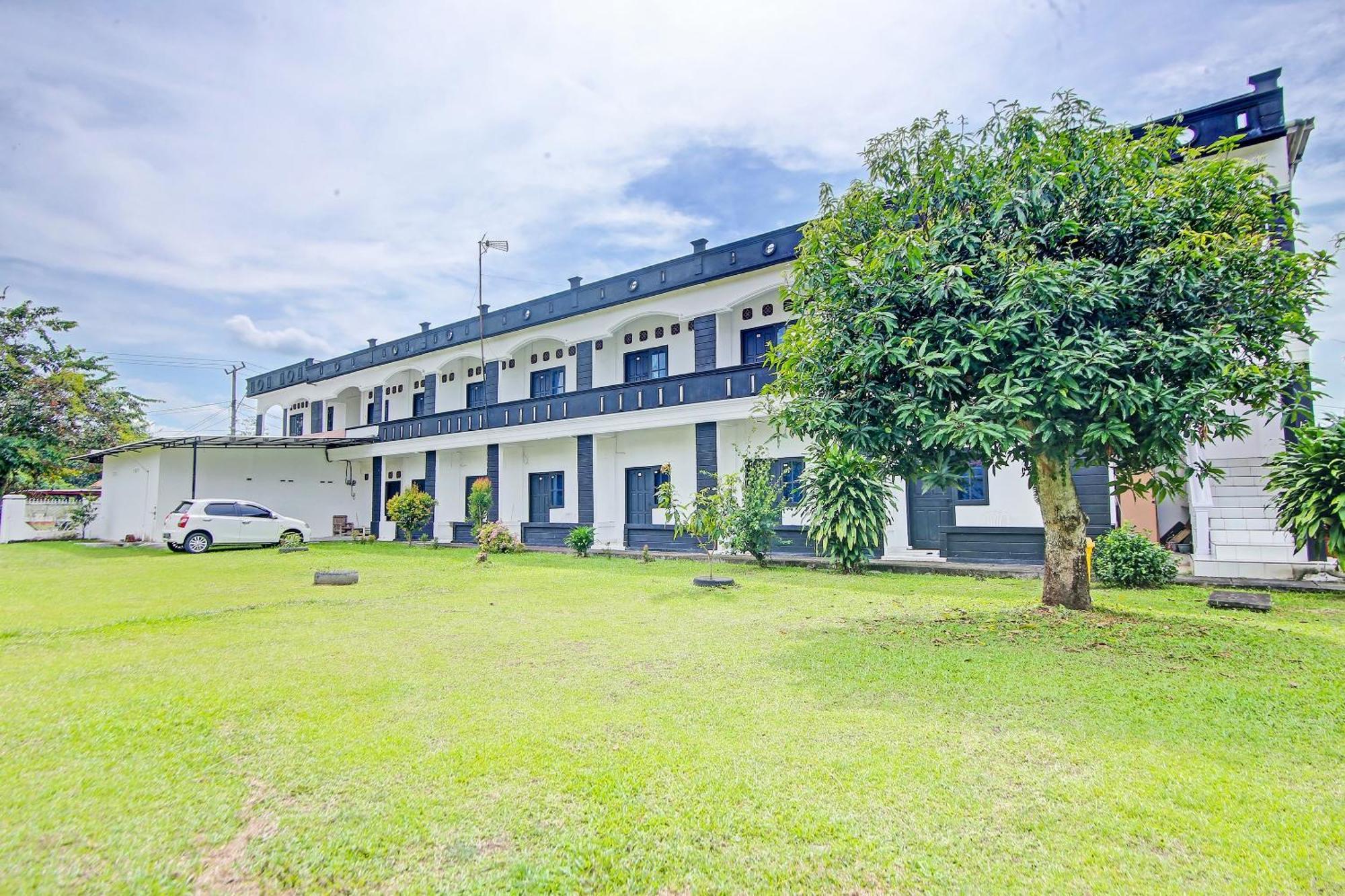 Oyo Life 91127 Wisma Sukajadi Syariah Perabumulih Exteriér fotografie